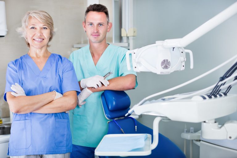 Comment distinguer un dentiste d’un denturologiste?